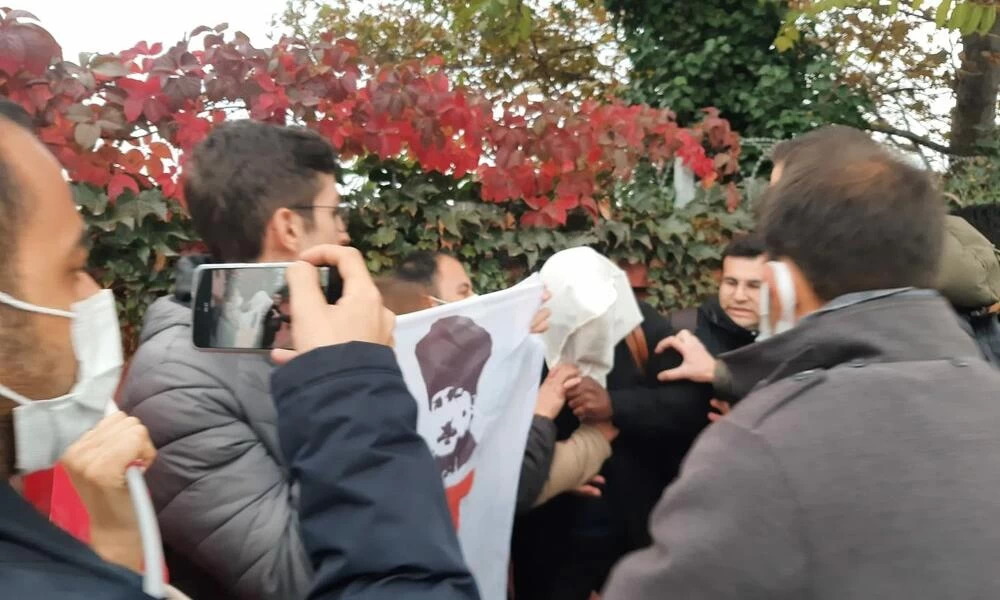 Τουρκία: Έκρυθμη η κατάσταση - Συλλήψεις 17 Τούρκων για την κουκούλα στο κεφάλι αμερικανού αξιωματούχου